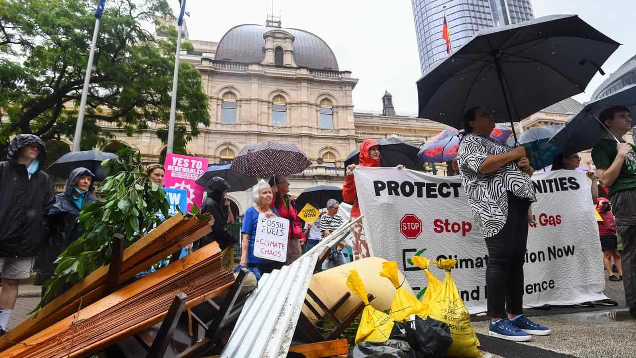 Angry cyclone victims beat a path to parliament's door