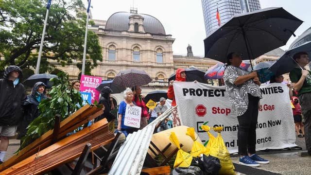Angry cyclone victims beat a path to parliament's door