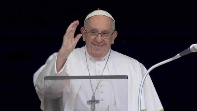 Pope plans to make first public appearance in weeks