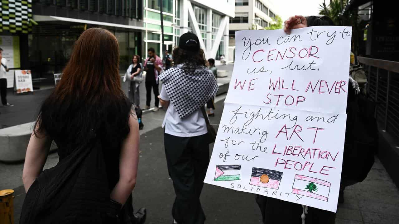 Mass letter urges arts minister to act over Venice snub