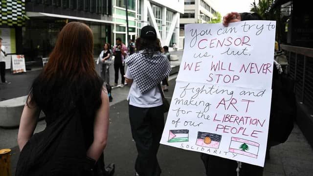 Mass letter urges arts minister to act over Venice snub