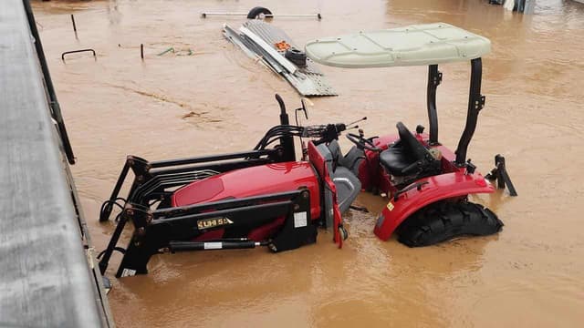Flooding hits sodden state as outback town flees water