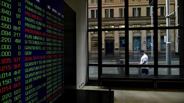 Aussie shares end week higher but red quarter looms
