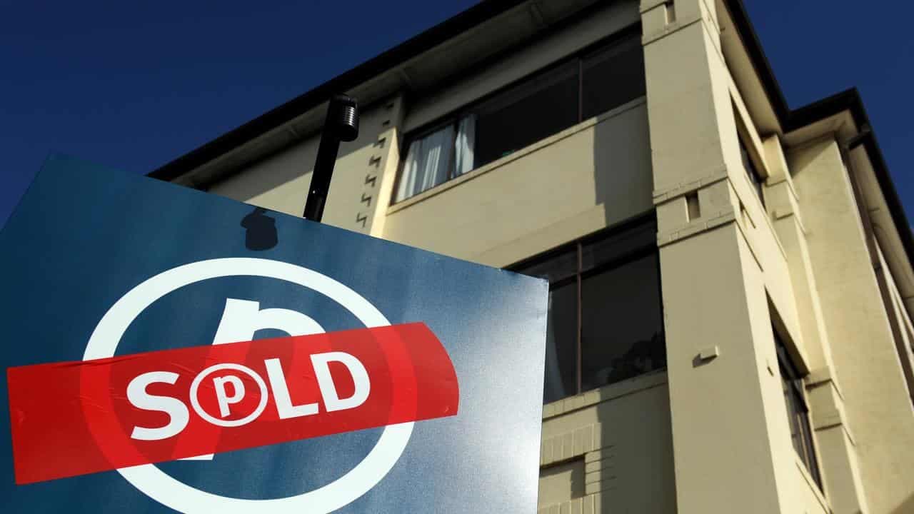 Treasurer joins chorus in hosing down rate cut hopes