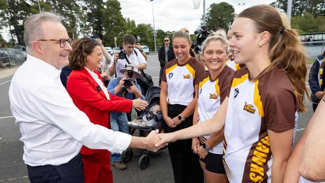 PM heads to Victoria to fight for crucial seats