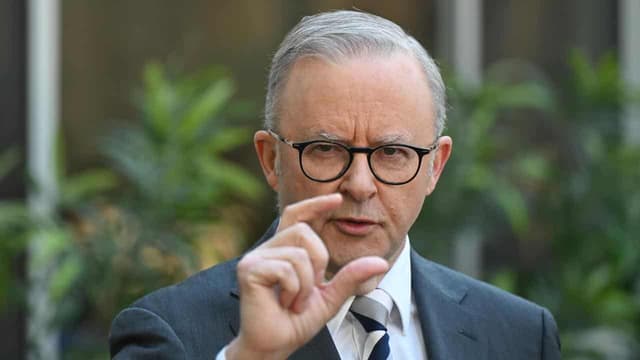 Labor pushes for workers' pay rise during campaign