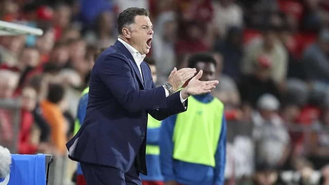 Under-fire Veart won't change how Adelaide play