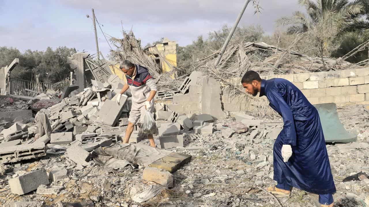 Civilians leave Gaza suburb as Israeli troops advance