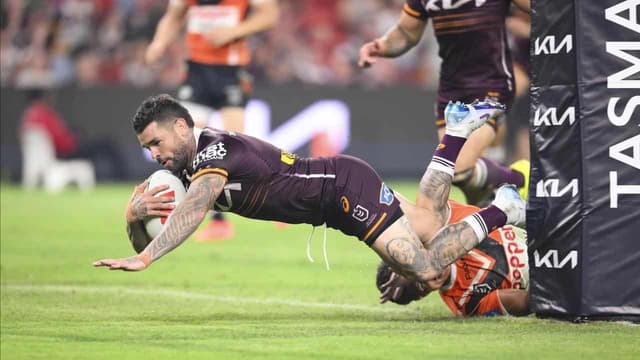 Reynolds injured after firing Broncos blitz of Tigers