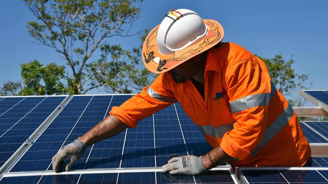 Cheap batteries pledge powers Labor re-election push