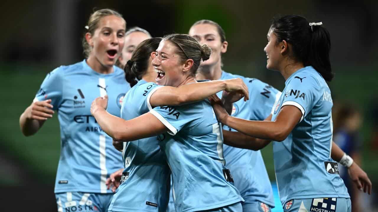 Victory push ALW premiership race to final day