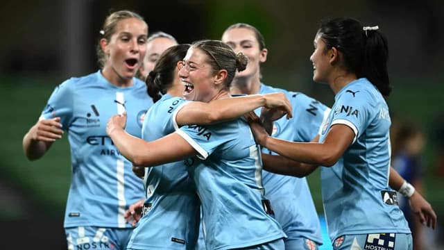 Victory push ALW premiership race to final day