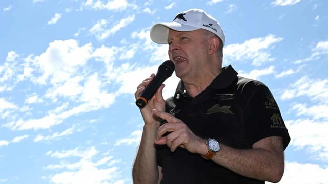 PM dodges golf talk after polls put Labor back on par