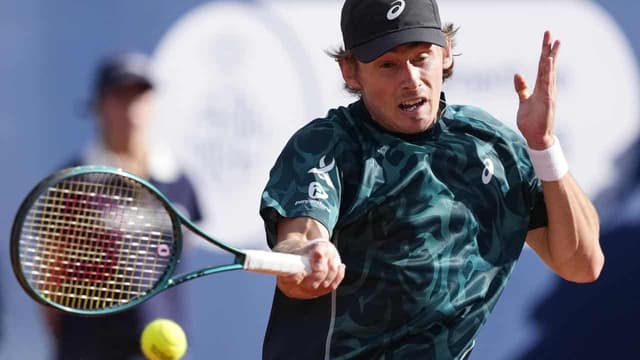 De Minaur sets up Alcaraz quarter-final in Barcelona