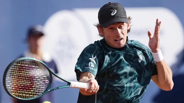 De Minaur beaten by in-form Alcaraz in Barcelona