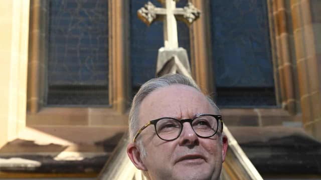 Albanese returns to former school for mass poll appeal