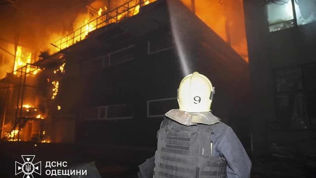 Russia hits Ukraine city as talks reach crucial point