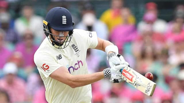 Crawley denies Green debut county victory with Glos