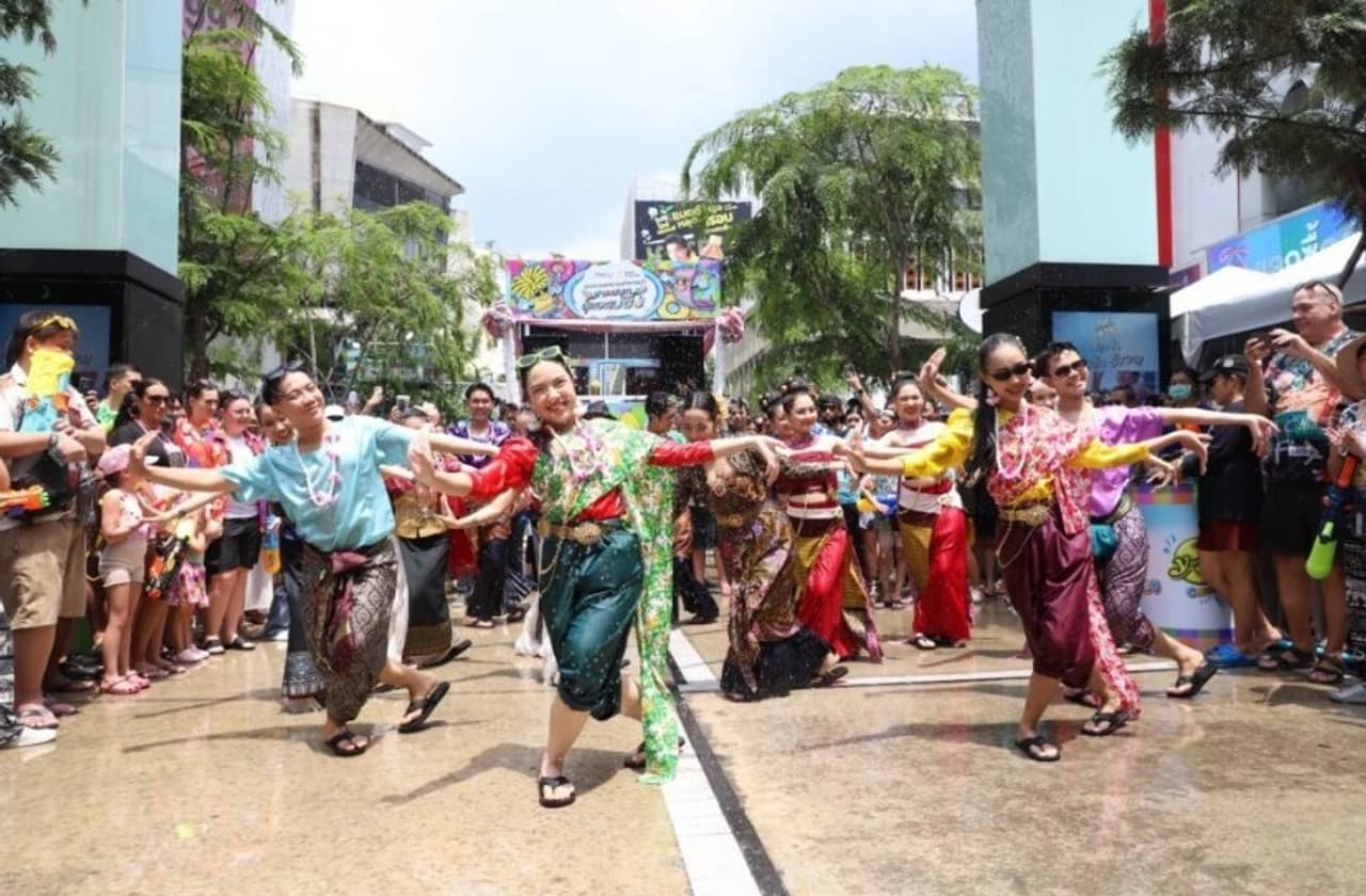 Unlocking Thailand's Festival Potential: Boosting Tourism through Songkran and Loy Krathong