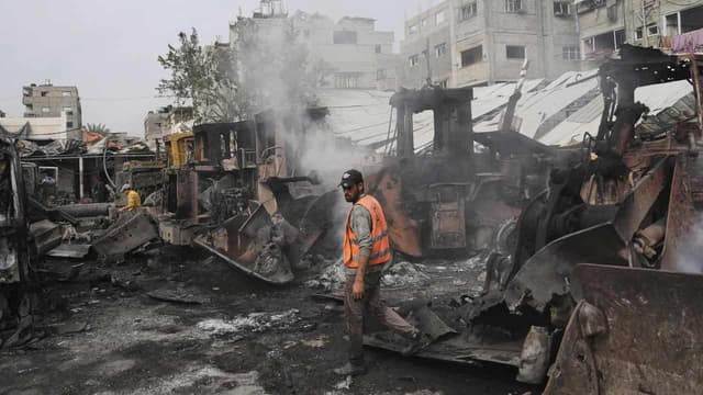 Israel steps up Gaza strikes, vaccination drive halted