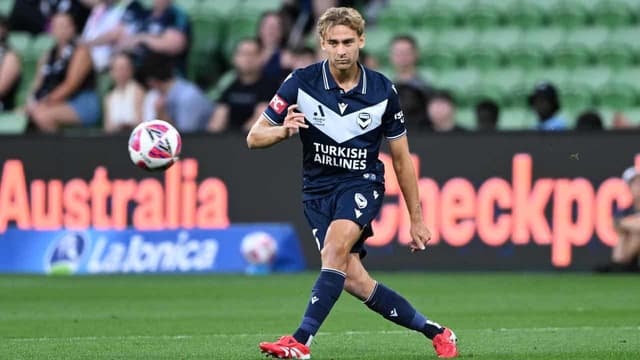 Socceroo Teague back for finals-chasing Victory