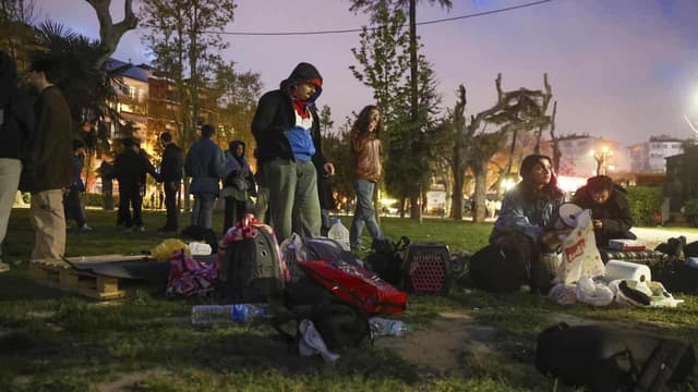 Istanbul residents spend night outdoors after quake