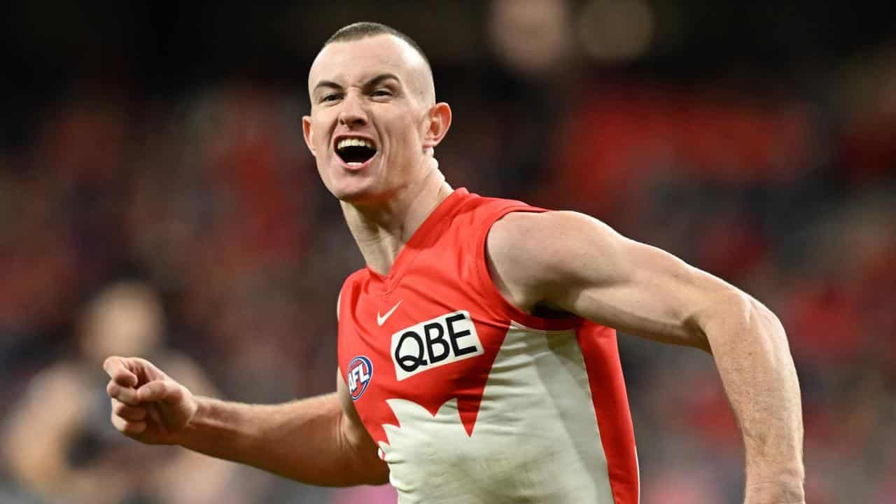 'We can do anything': Warner signs to remain a Swan