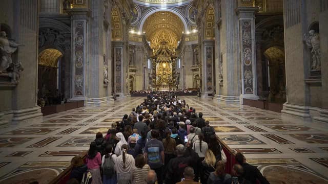 Basilica reopens to faithful bidding farewell to Pope