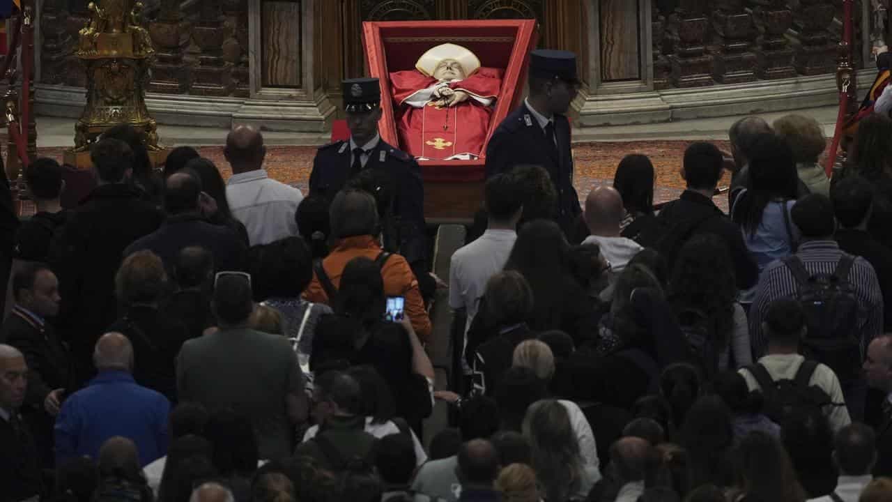 Faithful flock on last day to pay respects to Pope