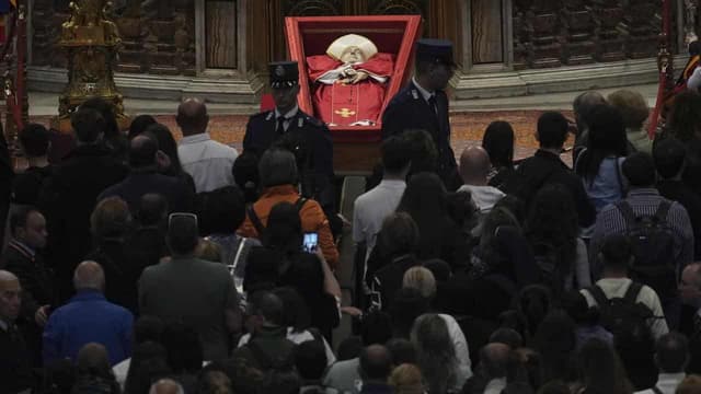 Faithful flock on last day to pay respects to Pope