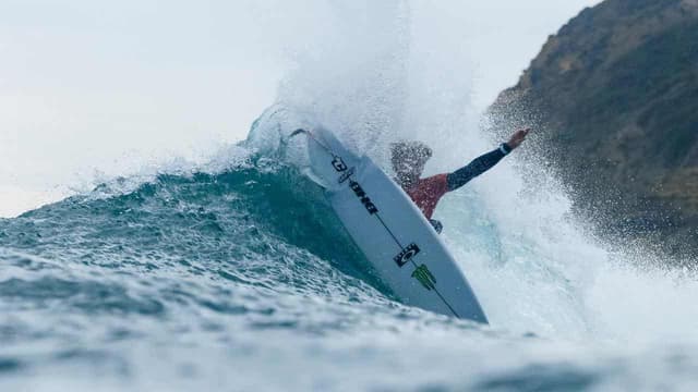 Ewing stars in Bells surf as Huxtable shocks world No.1
