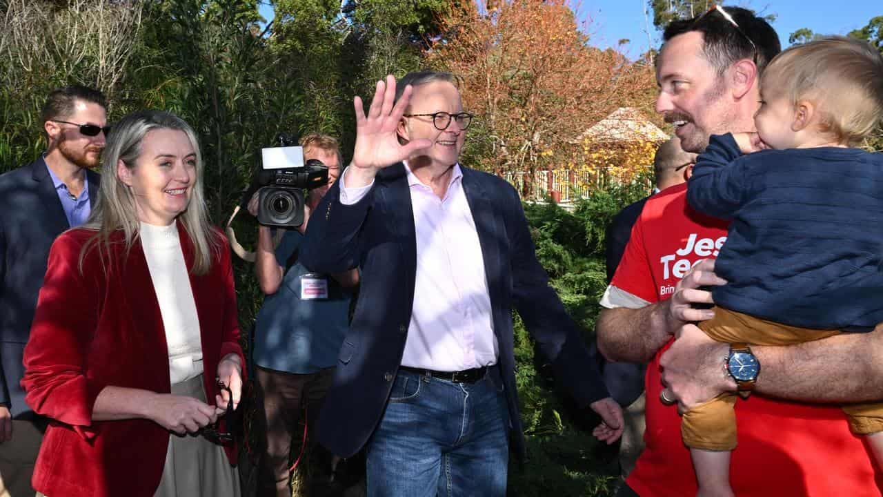 Leaders ease off on messaging as Aussies tune out