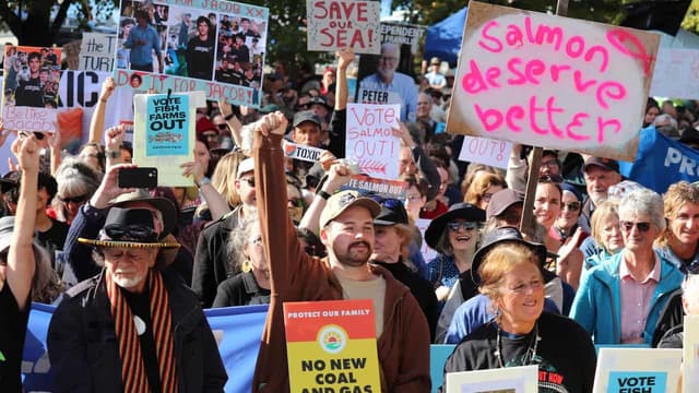 Record anti-salmon rally calls for major party sinking