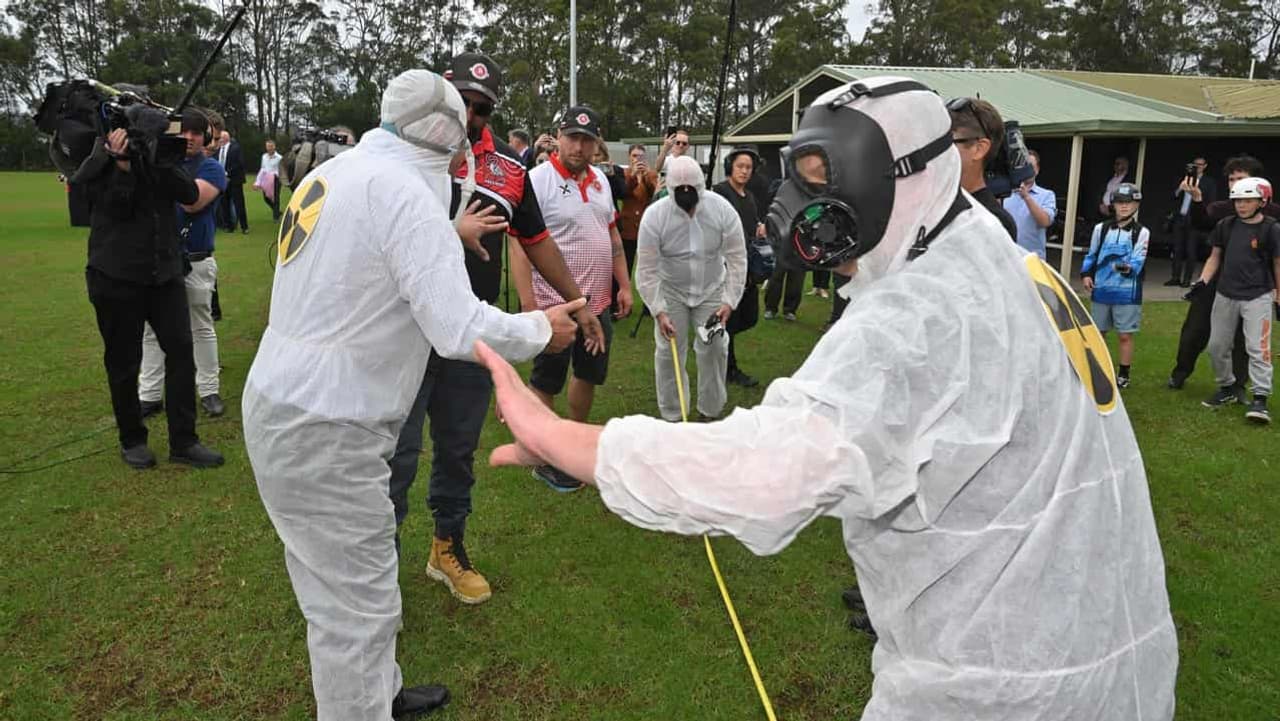 Cosplayers and chaos for disrupted Dutton campaign