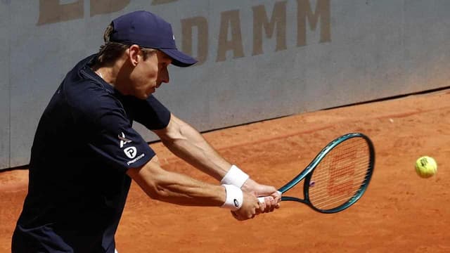 De Minaur emerges from Madrid blackout to reach last-16