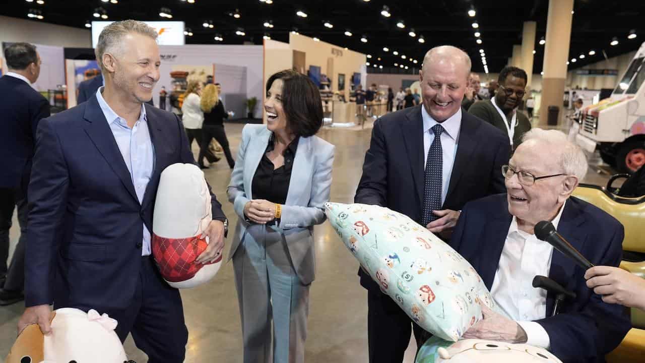 Warren Buffett announces retirement plans