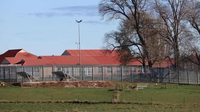 Troubled detention centre's closure delayed, again