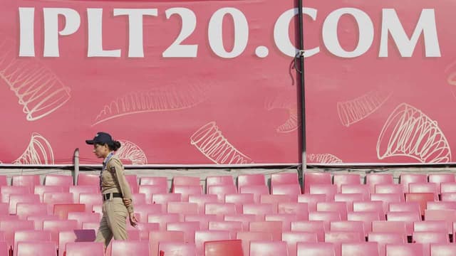 Australians dash to fly home with IPL suspended