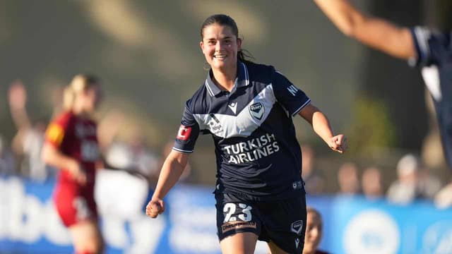 Lowe double puts Victory on a high and into grand final