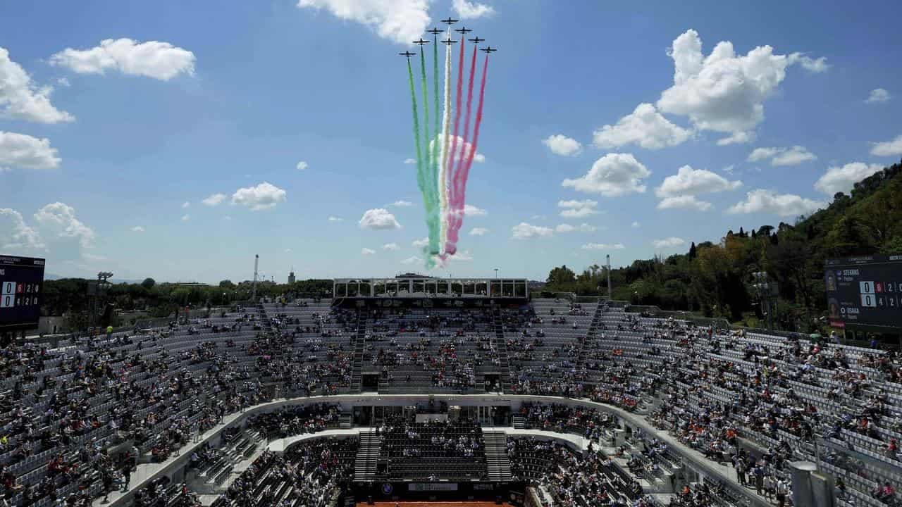 De Minaur progresses despite interruption by air aces