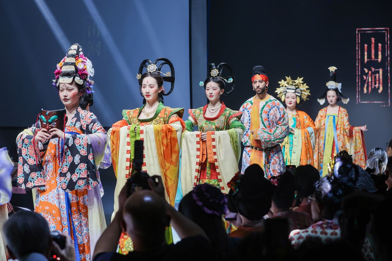 Experience the Beauty of Intangible Cultural Heritage: 2025 "Chinese Hanfu Month - Celestial Craftsmanship and Heavenly Garments" Opens at the China National Silk Museum