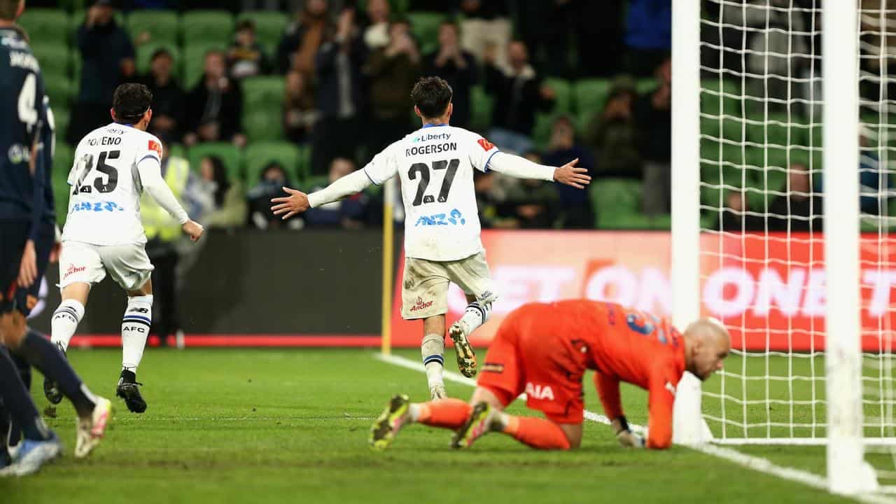 Auckland beat injury-hit Victory for ALM semi edge