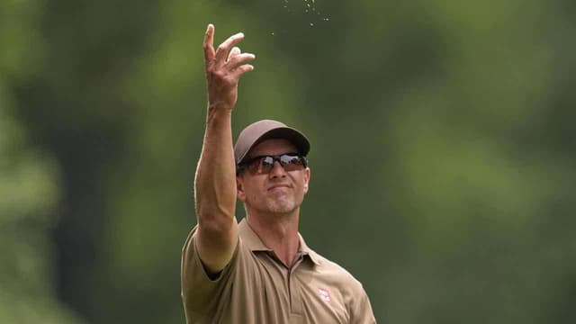 Scott collapses to leave his majors streak under threat