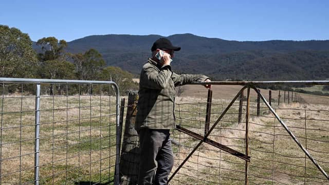 Telstra accused of beating around the bush on coverage