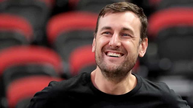 Bogut pokes fun during FIBA Hall of Fame induction