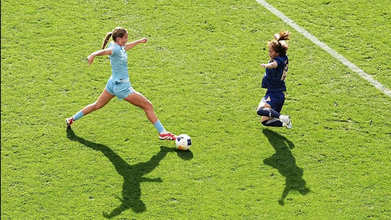 Teen's heroics keeps City's big-money trophy bid alive