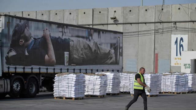 Some bread and baby food reach Gazans as blockade eases