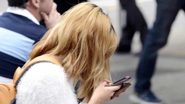 Screen misuse blamed for painful 'tech neck' problems