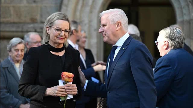 'Chain of love': political leader farewells her mum