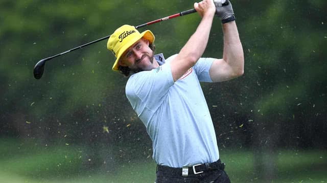 Schneider stays out in front as Gale makes his move